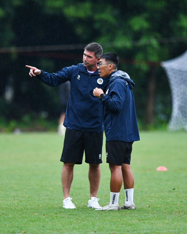 Sếp lớn CLB Hà Nội nói điều bất ngờ trong ngày huyền thoại Harry Kewell ra mắt truyền thông- Ảnh 8. Sếp lớn CLB Hà Nội nói điều bất ngờ trong ngày huyền thoại Harry Kewell ra mắt truyền thông- Ảnh 8.