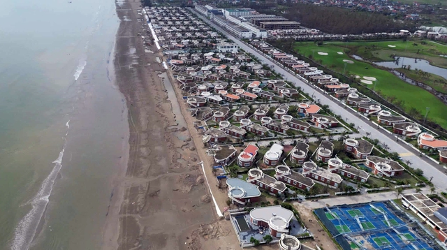 Khu nghỉ dưỡng hàng trăm tỉ ở tỉnh Hà Tĩnh bị đổ sập do bão số 10 - Ảnh 4.