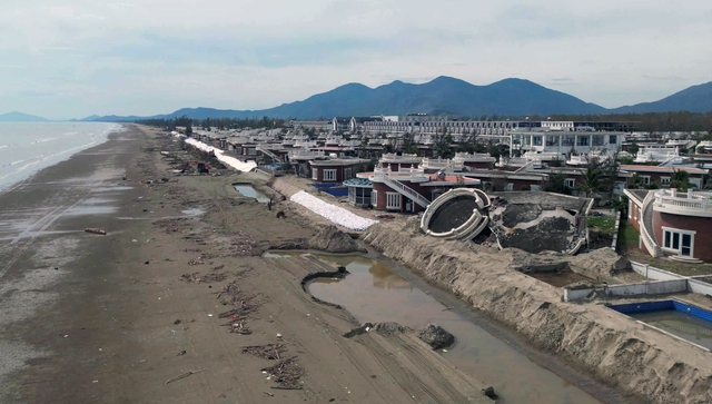 Khu nghỉ dưỡng hàng trăm tỉ ở tỉnh Hà Tĩnh bị đổ sập do bão số 10 - Ảnh 2.