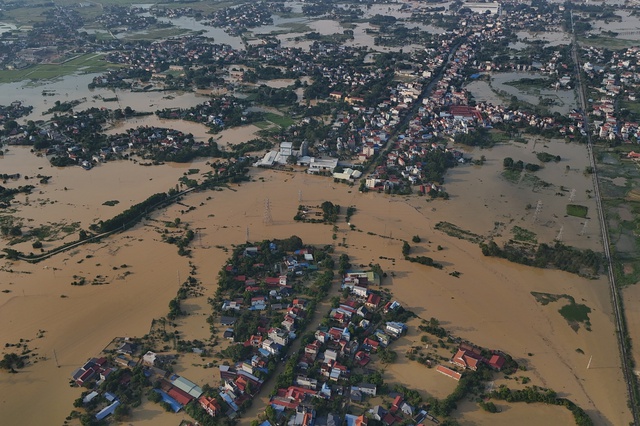 Nước sông Cầu chảy cuồn cuộn qua nhà, dân Hà Nội thức trắng đêm canh lũ- Ảnh 3.