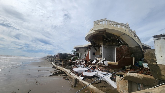 Khu nghỉ dưỡng hàng trăm tỉ ở tỉnh Hà Tĩnh bị đổ sập do bão số 10 - Ảnh 1.