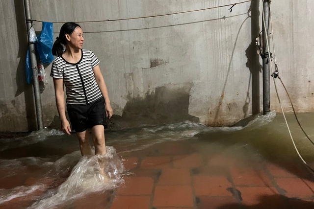 Nước sông Cầu chảy cuồn cuộn qua nhà, dân Hà Nội thức trắng đêm canh lũ- Ảnh 1.