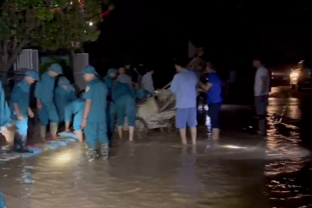 Hà Nội hối hả đắp đê sông Cầu vì nước lũ tiếp tục dâng cao - Ảnh 2.