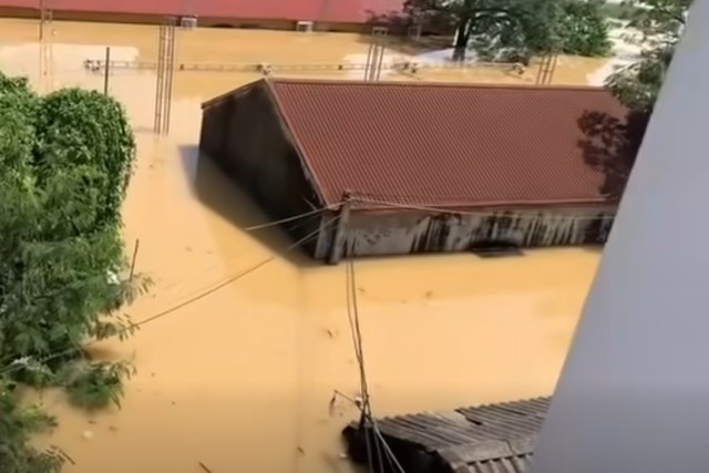 Lũ lịch sử bủa vây, người Hà Nội ven sông Cầu kêu cứu- Ảnh 1. Lũ lịch sử bủa vây, người Hà Nội ven sông Cầu kêu cứu- Ảnh 1.