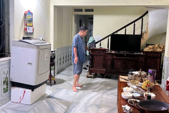 Nước sông Cầu chảy cuồn cuộn qua nhà, dân Hà Nội thức trắng đêm canh lũ- Ảnh 2.