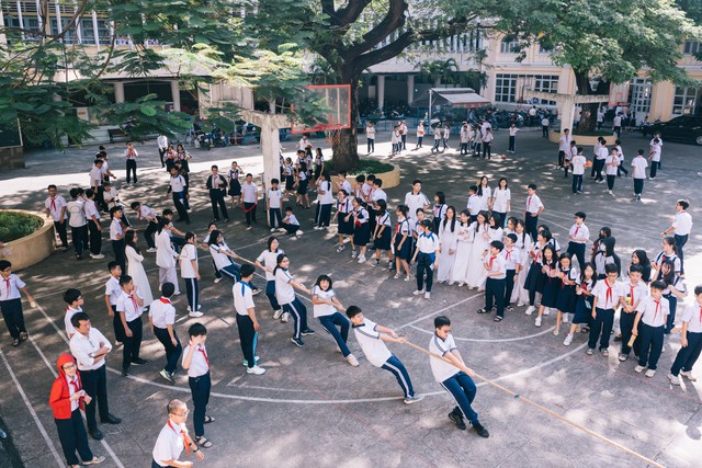 TP . HCM thí điểm hạn chế học sinh sử dụng điện thọai di động trong giờ ra chơi - Ảnh 1. TP . HCM thí điểm hạn chế học sinh sử dụng điện thọai di động trong giờ ra chơi - Ảnh 1.