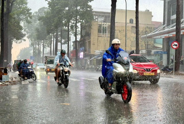 Mưa lớn và triều cường tại TP.HCM cao còn kéo dài đến khi nào?- Ảnh 1.
