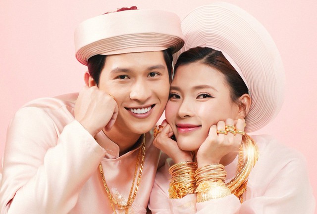 Thúy Diễm bất ngờ làm cô dâu, đeo vàng cưới 'trĩu cổ' - Ảnh 1.