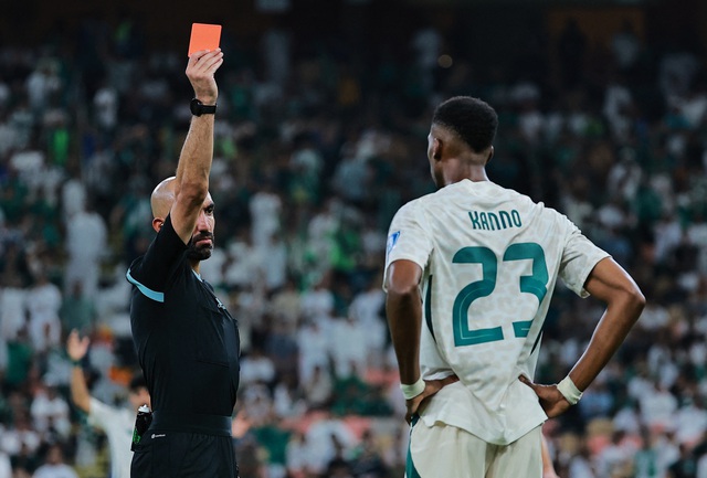 HLV Kluivert thất vọng ê chề vì Indonesia thua đau, bất ngờ đưa trọng tài lên tận mây xanh- Ảnh 2. HLV Kluivert thất vọng ê chề vì Indonesia thua đau, bất ngờ đưa trọng tài lên tận mây xanh- Ảnh 2.