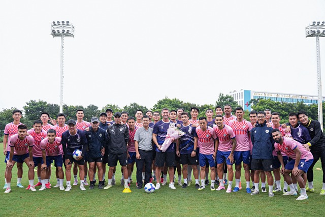 Sếp lớn CLB Hà Nội nói điều bất ngờ trong ngày huyền thoại Harry Kewell ra mắt truyền thông- Ảnh 9. Sếp lớn CLB Hà Nội nói điều bất ngờ trong ngày huyền thoại Harry Kewell ra mắt truyền thông- Ảnh 9.