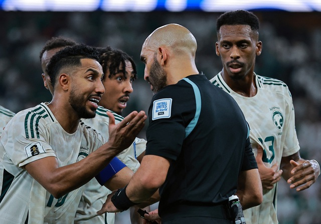 HLV Kluivert thất vọng ê chề vì Indonesia thua đau, bất ngờ đưa trọng tài lên tận mây xanh- Ảnh 3. HLV Kluivert thất vọng ê chề vì Indonesia thua đau, bất ngờ đưa trọng tài lên tận mây xanh- Ảnh 3.