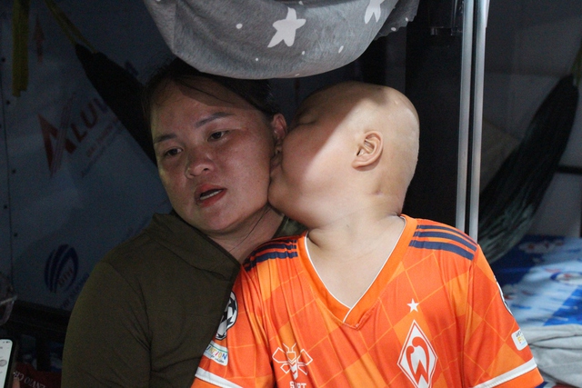 Con muốn sống: Người mẹ nghèo cầu cứu, 'sẽ bán nhà để cứu con ung thư'- Ảnh 5. Con muốn sống: Người mẹ nghèo cầu cứu, 'sẽ bán nhà để cứu con ung thư'- Ảnh 5.