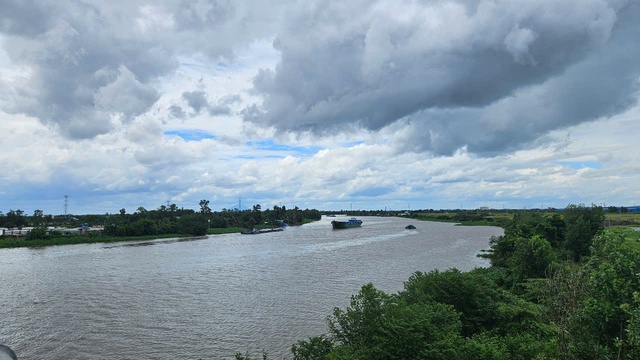 Tây Ninh: Mực nước sông Vàm Cỏ vượt báo động III, nguy cơ ngập diện rộng - Ảnh 2.