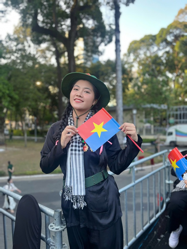 Nữ sinh Trường đại học Luật TP.HCM 3 lần diễu binh tình nguyện nhập ngũ- Ảnh 1.