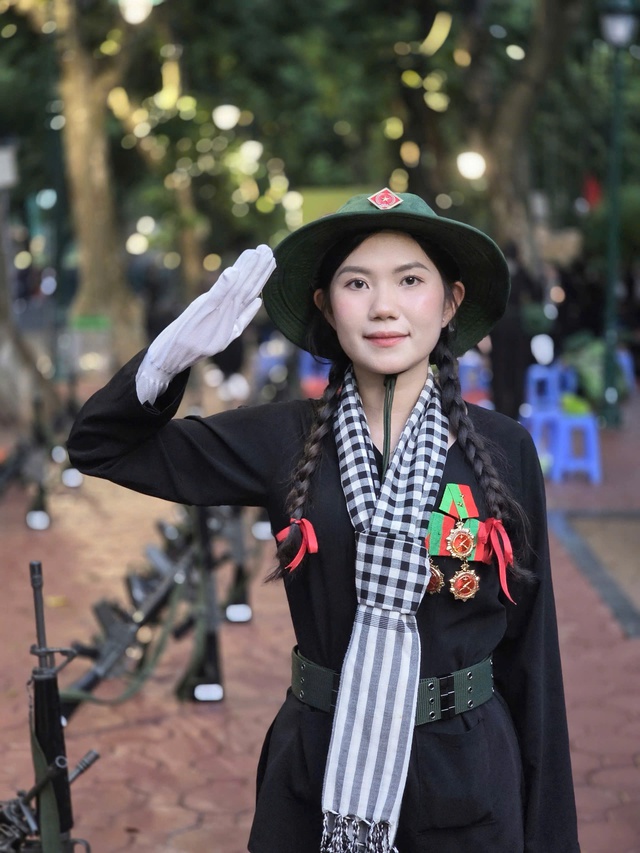 Nữ sinh Trường đại học Luật TP.HCM 3 lần diễu binh tình nguyện nhập ngũ- Ảnh 3.