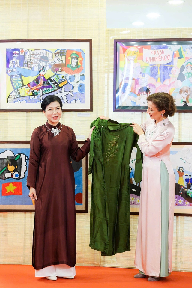 Thời trang ngoại giao- Ảnh 1. Thời trang ngoại giao- Ảnh 1.