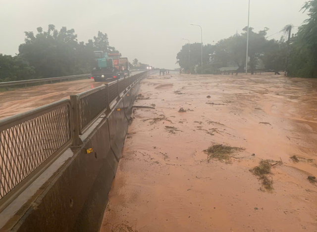 Lâm Đồng: Mưa lớn, lũ cát đỏ lại tràn xuống QL 1 gây ách tắc giao thông - Ảnh 1.
