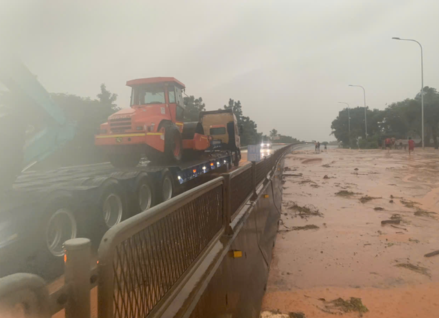 Lâm Đồng: Mưa lớn, lũ cát đỏ lại tràn xuống QL 1 gây ách tắc giao thông - Ảnh 2.