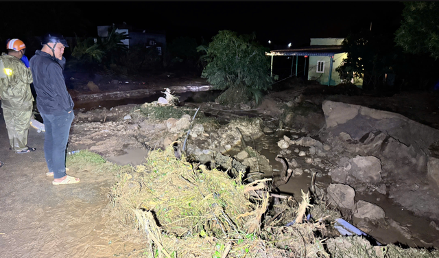 Vỡ hồ chứa nước trên núi ở Tuy Phong cuốn trôi 3 người cùng gia đình - Ảnh 4. Vỡ hồ chứa nước trên núi ở Tuy Phong cuốn trôi 3 người cùng gia đình - Ảnh 4.