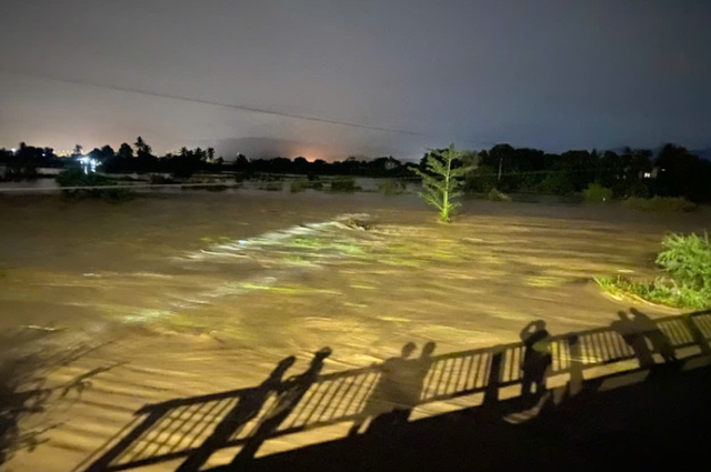 Vỡ hồ chứa nước trên núi ở Tuy Phong cuốn trôi 3 người cùng gia đình - Ảnh 1. Vỡ hồ chứa nước trên núi ở Tuy Phong cuốn trôi 3 người cùng gia đình - Ảnh 1.