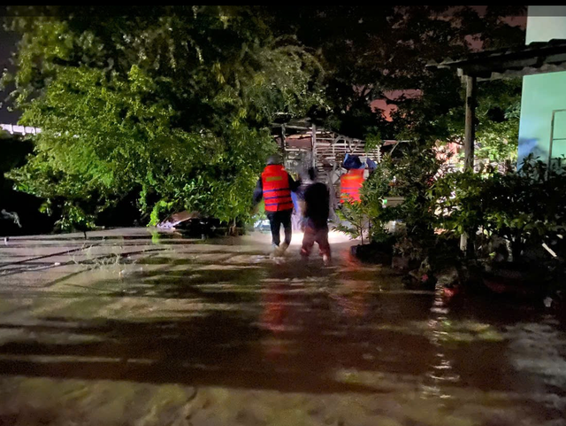 Vỡ hồ chứa nước trên núi ở Tuy Phong cuốn trôi 3 người cùng gia đình - Ảnh 3. Vỡ hồ chứa nước trên núi ở Tuy Phong cuốn trôi 3 người cùng gia đình - Ảnh 3.