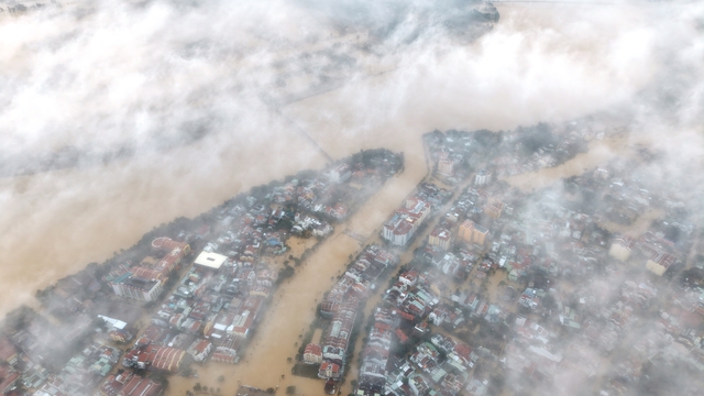 Đà Nẵng sẽ chi 200 tỉ đồng hỗ trợ người dân bị thiệt hại do mưa lũ- Ảnh 4. Đà Nẵng sẽ chi 200 tỉ đồng hỗ trợ người dân bị thiệt hại do mưa lũ- Ảnh 4.