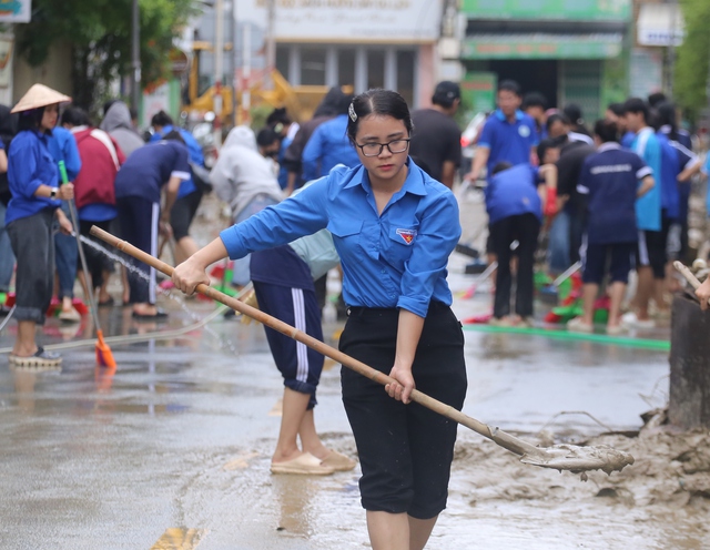 Đà Nẵng, Quảng Ngãi ứng phó nguy cơ lũ chồng lũ - Ảnh 1.