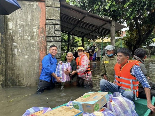 Giới trẻ nghĩa t&igrave;nh: Dấn th&acirc;n cứu trợ v&ugrave;ng ngập lụt miền Trung - Ảnh 4.
