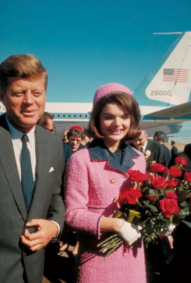 Julia Fox g&acirc;y phẫn nộ với tạo h&igrave;nh phu nh&acirc;n Jackie Kennedy đẫm m&aacute;u  - Ảnh 2.