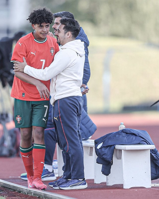 Quý tử nhà Cristiano Ronaldo gây tranh cãi vì xe sang và bạn gái ở tuổi 15 - Ảnh 3.