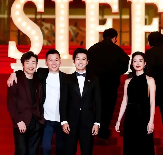 

Tuy không được công chúng đón nhận nhiệt tình nhưng Sunshine Club lại được giới chuyên môn đánh giá cao  