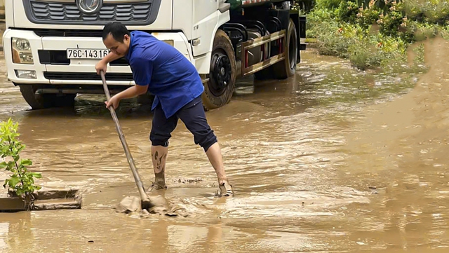 Thanh niên giúp người dân khắc phục hậu quả sau mưa lũ- Ảnh 5. Thanh niên giúp người dân khắc phục hậu quả sau mưa lũ- Ảnh 5.