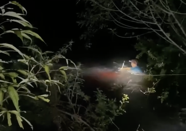 Lao xuống dòng nước xiết cứu người, tổ trưởng an ninh thôn khiến ai cũng nể phục- Ảnh 1. Lao xuống dòng nước xiết cứu người, tổ trưởng an ninh thôn khiến ai cũng nể phục- Ảnh 1.