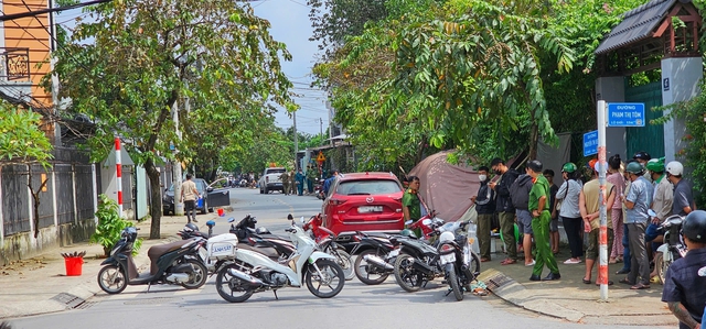 Phong tỏa đường Nguyễn Thị Đẹt điều tra vụ người phụ nữ tử vong trong ô tô - Ảnh 1. Phong tỏa đường Nguyễn Thị Đẹt điều tra vụ người phụ nữ tử vong trong ô tô - Ảnh 1.