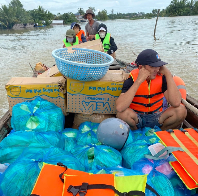 Giới trẻ nghĩa t&igrave;nh: Dấn th&acirc;n cứu trợ v&ugrave;ng ngập lụt miền Trung - Ảnh 1.