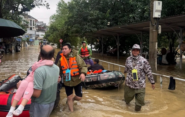 Giới trẻ nghĩa t&igrave;nh: Dấn th&acirc;n cứu trợ v&ugrave;ng ngập lụt miền Trung - Ảnh 5.
