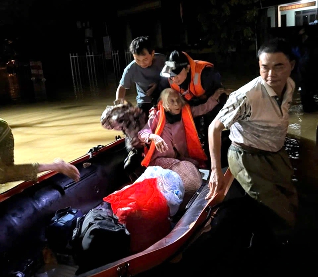 Giới trẻ nghĩa t&igrave;nh: Dấn th&acirc;n cứu trợ v&ugrave;ng ngập lụt miền Trung - Ảnh 3.