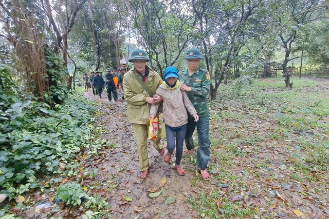 Hơn 60 người xuy&ecirc;n rừng trong mưa lũ, cứu người phụ nữ mất t&iacute;ch ở Quảng Trị - Ảnh 1.