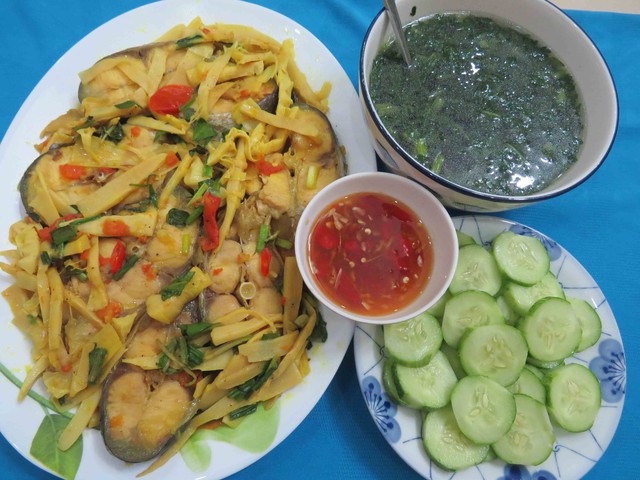 Hương vị quê hương: Cá tra um măng le muối chua - Ảnh 3.