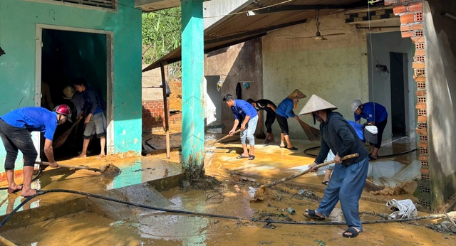 Thanh niên giúp người dân khắc phục hậu quả sau mưa lũ- Ảnh 2. Thanh niên giúp người dân khắc phục hậu quả sau mưa lũ- Ảnh 2.