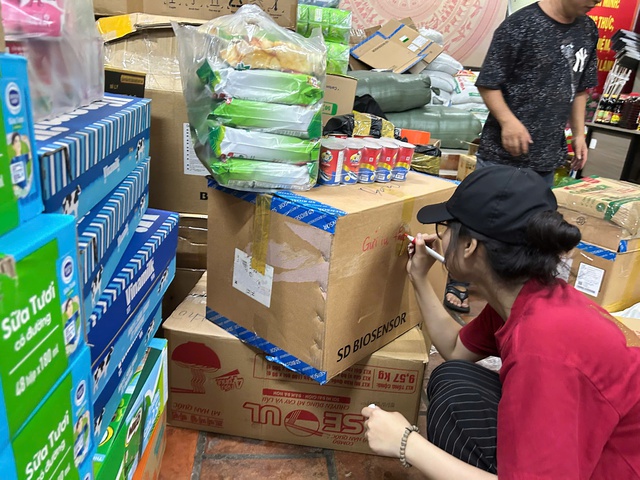 Nhiều bạn trẻ vận động hàng hóa cứu trợ đồng bào miền Trung- Ảnh 2. Nhiều bạn trẻ vận động hàng hóa cứu trợ đồng bào miền Trung- Ảnh 2.