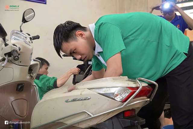 Giới trẻ nghĩa t&igrave;nh: Dấn th&acirc;n cứu trợ v&ugrave;ng ngập lụt miền Trung - Ảnh 6.