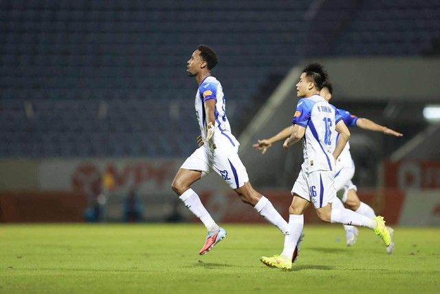 SLNA bị Đà Nẵng chia điểm cực đáng tiếc: Trận ‘chung kết ngược’ nghẹt thở đến phút bù giờ  - Ảnh 2.