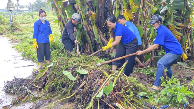 Thanh niên giúp người dân khắc phục hậu quả sau mưa lũ- Ảnh 4. Thanh niên giúp người dân khắc phục hậu quả sau mưa lũ- Ảnh 4.