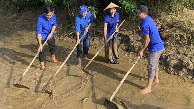 Thanh niên giúp người dân khắc phục hậu quả sau mưa lũ- Ảnh 3. Thanh niên giúp người dân khắc phục hậu quả sau mưa lũ- Ảnh 3.