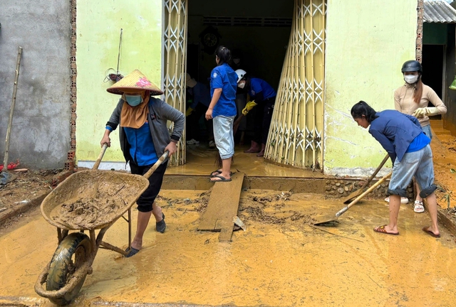 Thanh niên giúp người dân khắc phục hậu quả sau mưa lũ- Ảnh 1. Thanh niên giúp người dân khắc phục hậu quả sau mưa lũ- Ảnh 1.