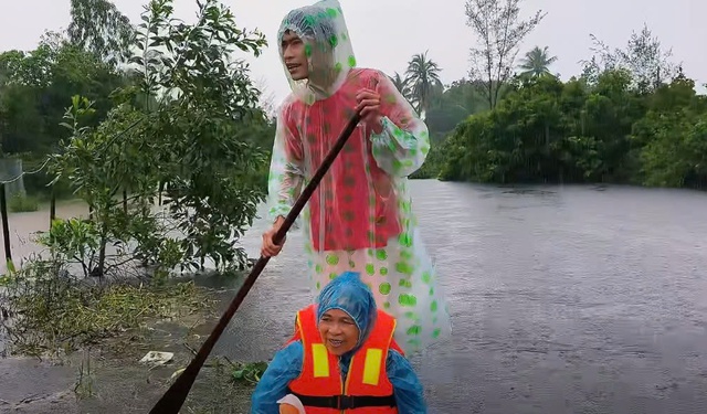 Giới trẻ nghĩa t&igrave;nh: Dấn th&acirc;n cứu trợ v&ugrave;ng ngập lụt miền Trung - Ảnh 2.