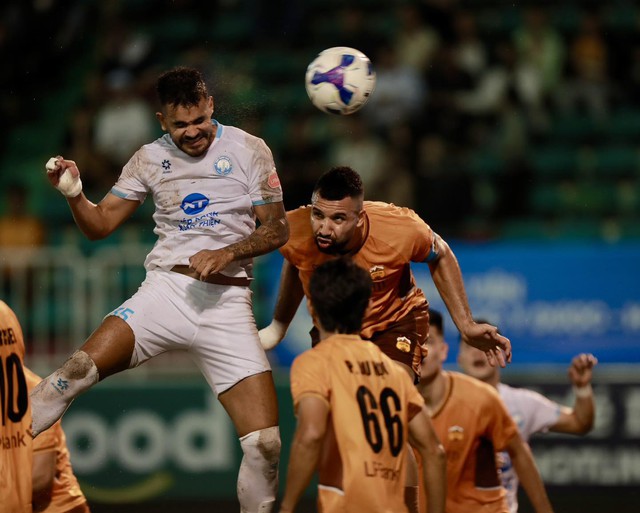Kỳ lạ V-League: Nhà vô địch đua trụ hạng với HAGL, chưa biết ai hơn ai- Ảnh 2. Kỳ lạ V-League: Nhà vô địch đua trụ hạng với HAGL, chưa biết ai hơn ai- Ảnh 2.