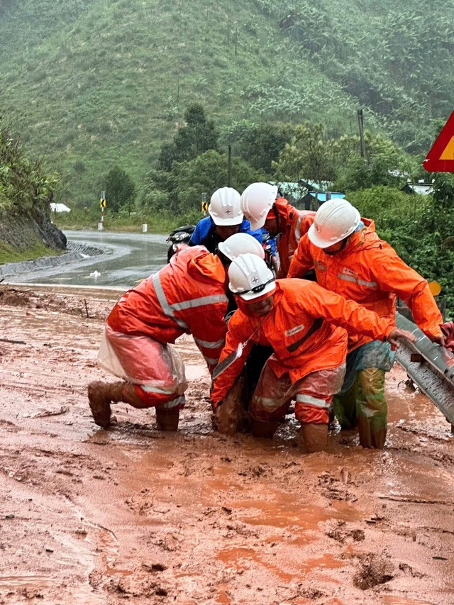EVNCPC đ&atilde; kh&ocirc;i phục cấp điện cho hơn 84% kh&aacute;ch h&agrave;ng bị ảnh hưởng do mưa lũ - Ảnh 1.
