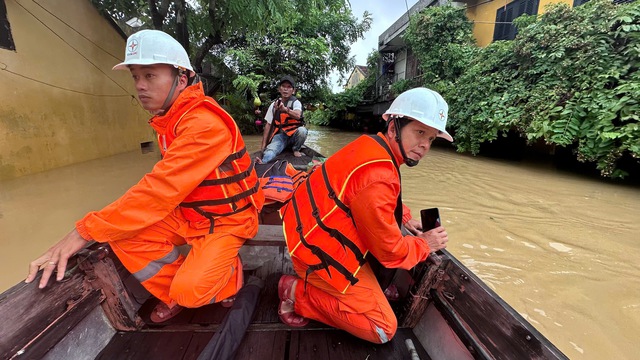 EVNCPC đ&atilde; kh&ocirc;i phục cấp điện cho hơn 84% kh&aacute;ch h&agrave;ng bị ảnh hưởng do mưa lũ - Ảnh 2.